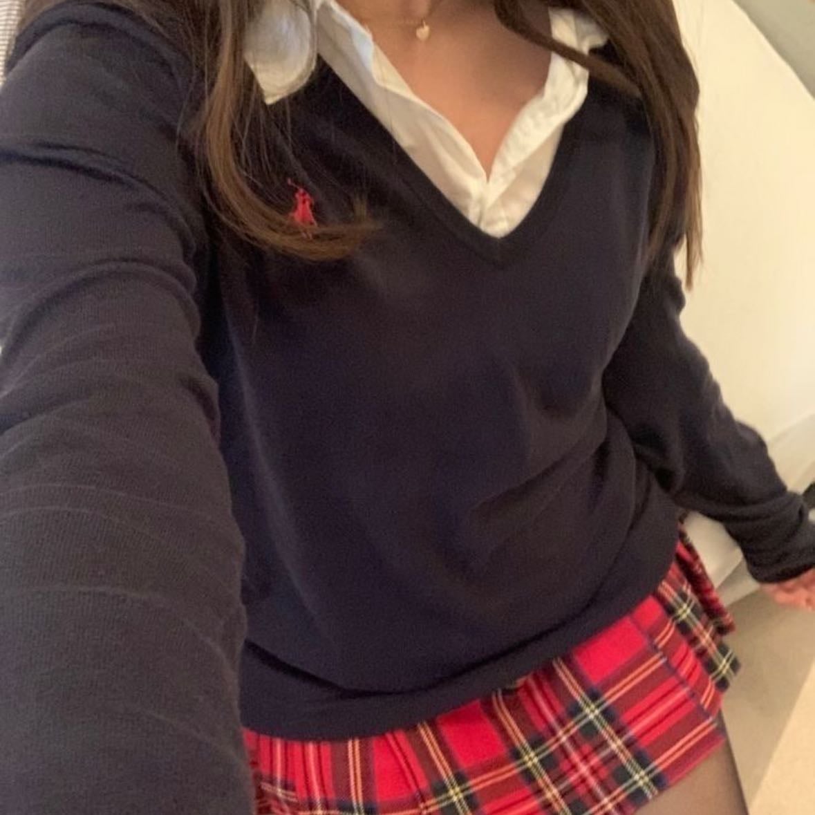 Suéteres - En caso de que en tu escuela te dejen llevar cualquier tipo de chamarra te recomiendo una no muy llamativa y que combine con la falda de tu uniforme.