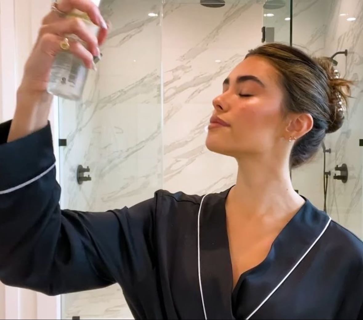 Skincare - 1. Limpieza: gel suave para mantener la piel fresca.
2. Tónico o esencia ligera: para hidratar (Recomendado : Anua Heartleaf o Cosrx Snail Essence).
3. Sérum: ácido hialurónico o niacinamida (Recomendado : The Ordinary).
4. Hidratante: con acabado glow (Recomendado : Neutrogena Hydro Boost Gel Cream).
5. Protector solar: con acabado glowy (Recomendado : Beauty of Joseon SPF 50).
