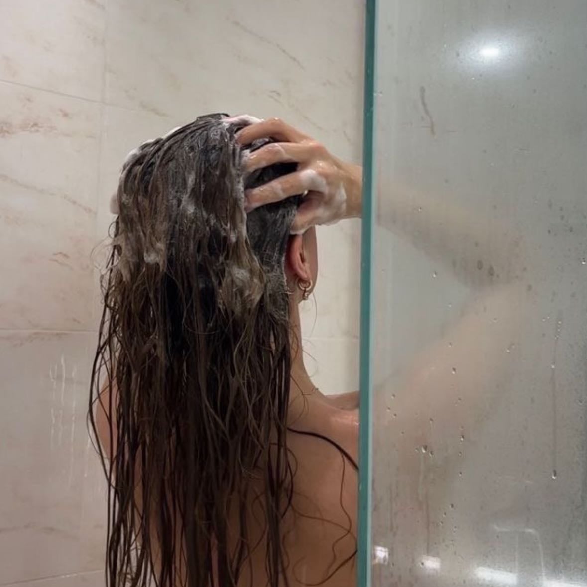 Shampoos - Usa shampoos qué no tengan cosas dañinas para el cuero cabelludo (parabenos, ftalatos, tintes, fragan-cías sintéticas, SLS o SLES)