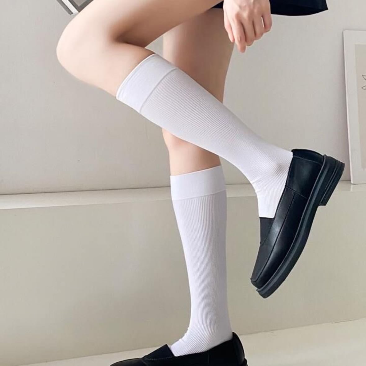 Medias - Recomiendo unas medias no tan largas al nivel de la rodilla se verán bien, no ocupes unas tan largas o calentadores a menos que llegue a hacer frío.