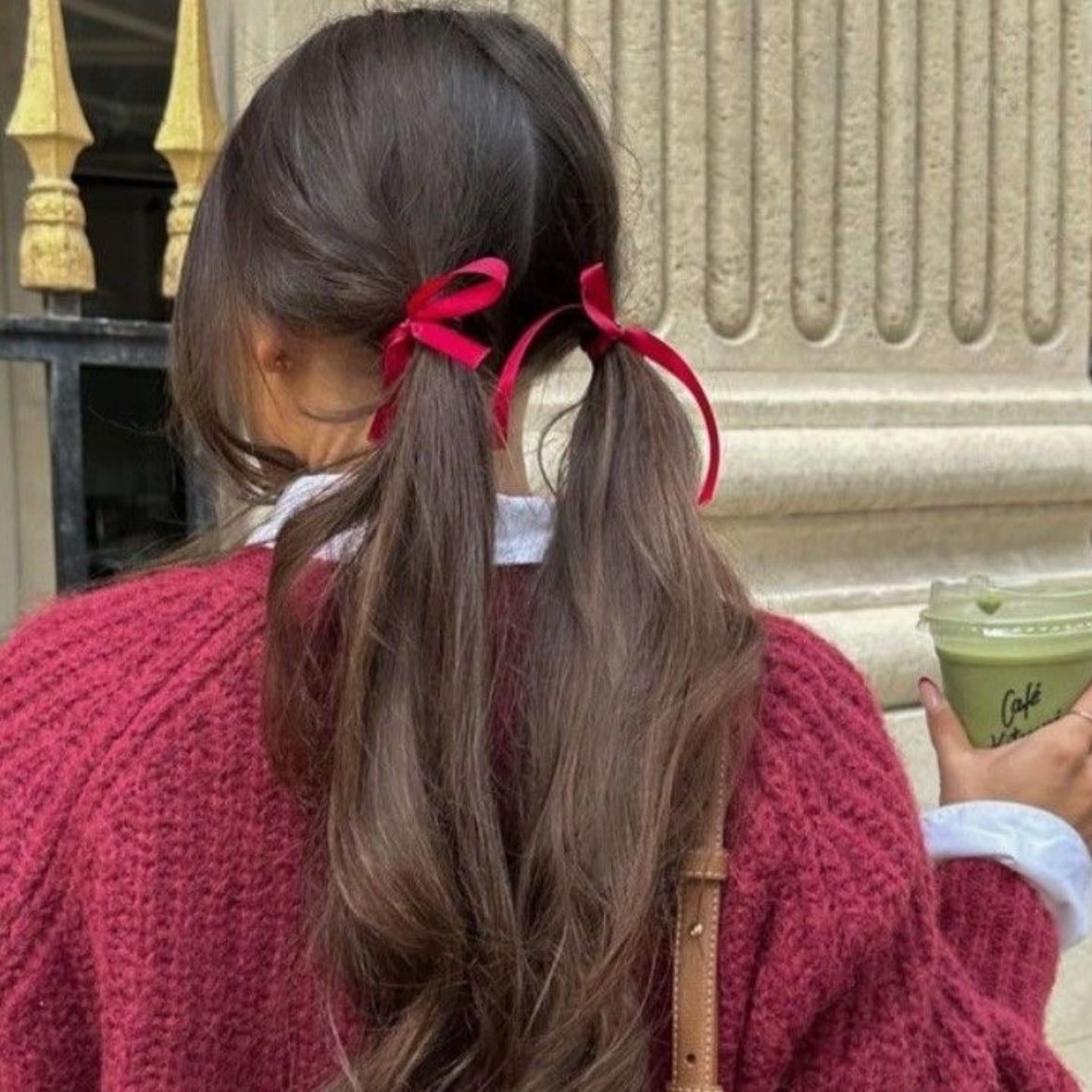 Accesorios para cabello - Hay muchos accesorios para cabellos que te harán ver bien y le darán un plus a tu outfit, yo te recomiendo las diademas, pasadores y moños del color de tu uniforme.