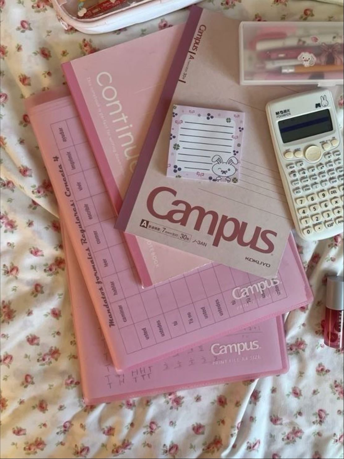 Agenda o Planner - • Con stickers, diseños pastel o dibujos bonitos.
• Útil para organizar tareas y ver tu horario con estilo.