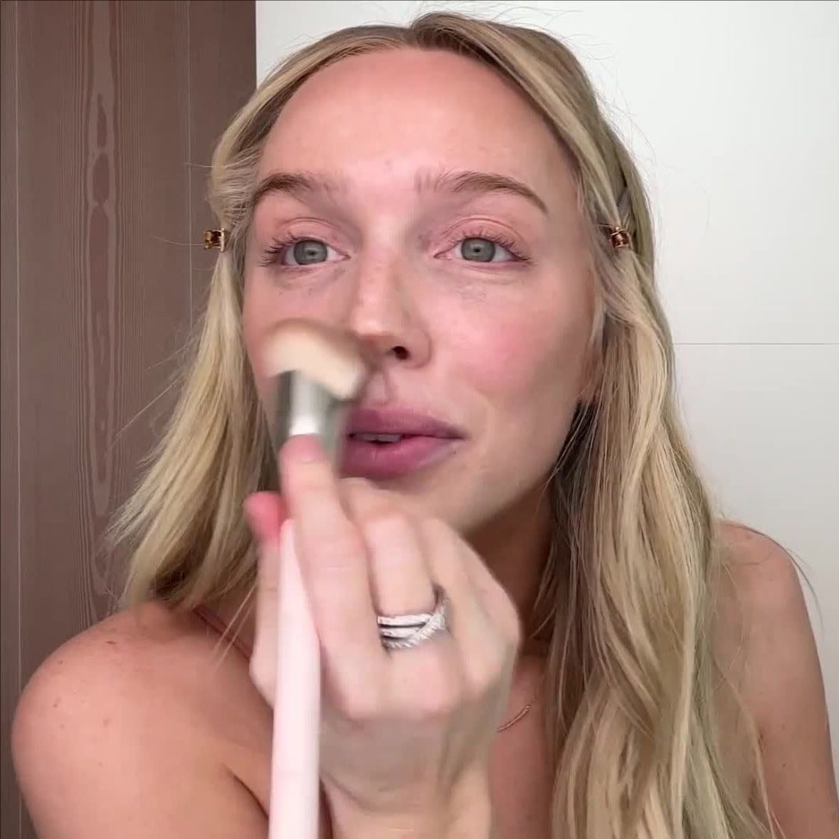 Mejillas - Rubor en crema rosado en pómulos y un toquecito en la nariz.
• Iluminador natural en nariz y pómulos (Recomendado : Becca Champagne Pop o Wet n Wild Precious Petals).