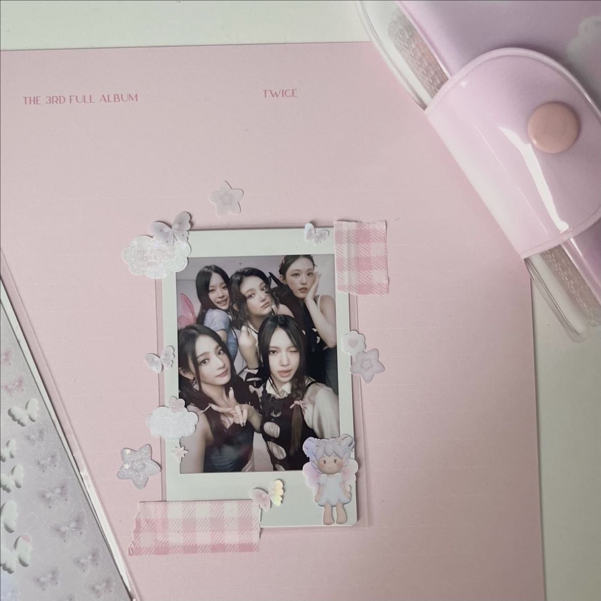 Tarjetas o accesorios de tus favs - Fotos de idols, stickers o cartas dentro de tu planner.