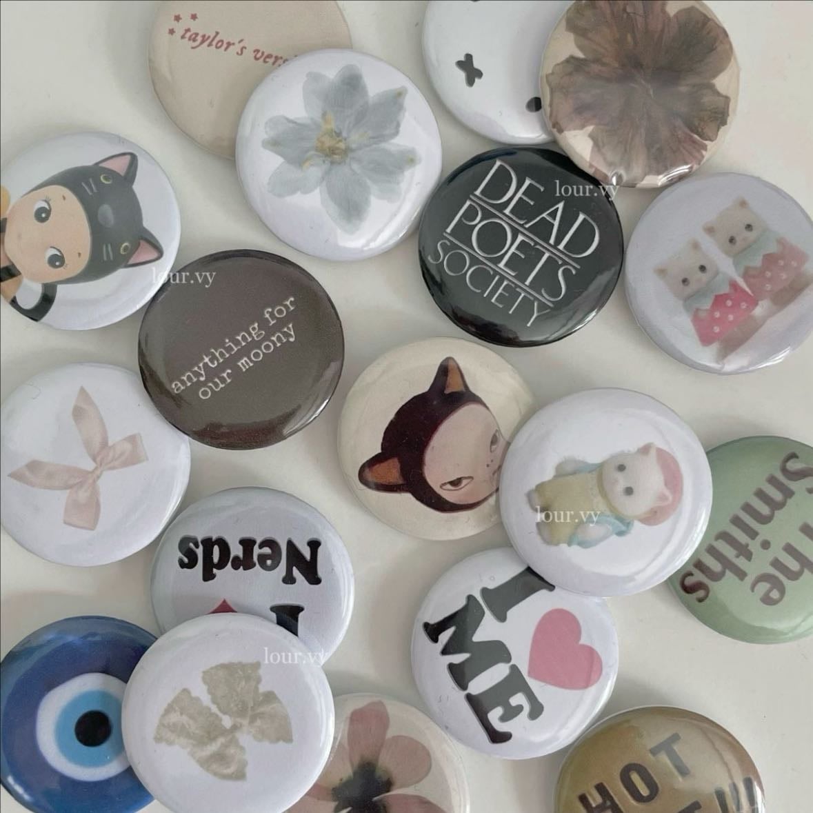 Pins y parches - • Usa pins esmaltados (frutas, nubes, corazoncitos).
• También puedes pegar parches bordados de flores en los tirantes o bolsillo frontal (se pueden planchar o coser con aguja fina).
