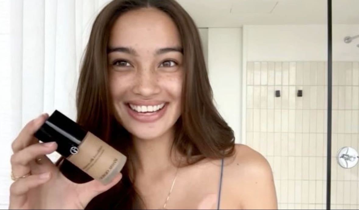 Piel - • Cushion o base ligera con acabado natural glow ( Recomendado : Laneige Neo Cushion, L’Oréal True Match).
• Corrector en ojeras, barbilla y laterales de nariz (Recomendado : Maybelline Fit Me Concealer).
• Polvo solo en frente y nariz para mantener el glow en mejillas.