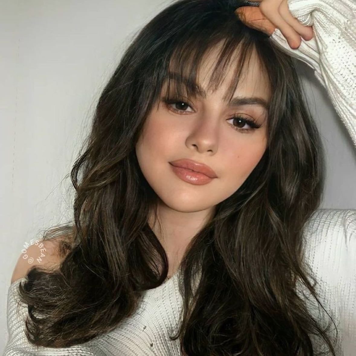 Maquillaje - Utiliza técnicas de contorno para resaltar los pómulos.