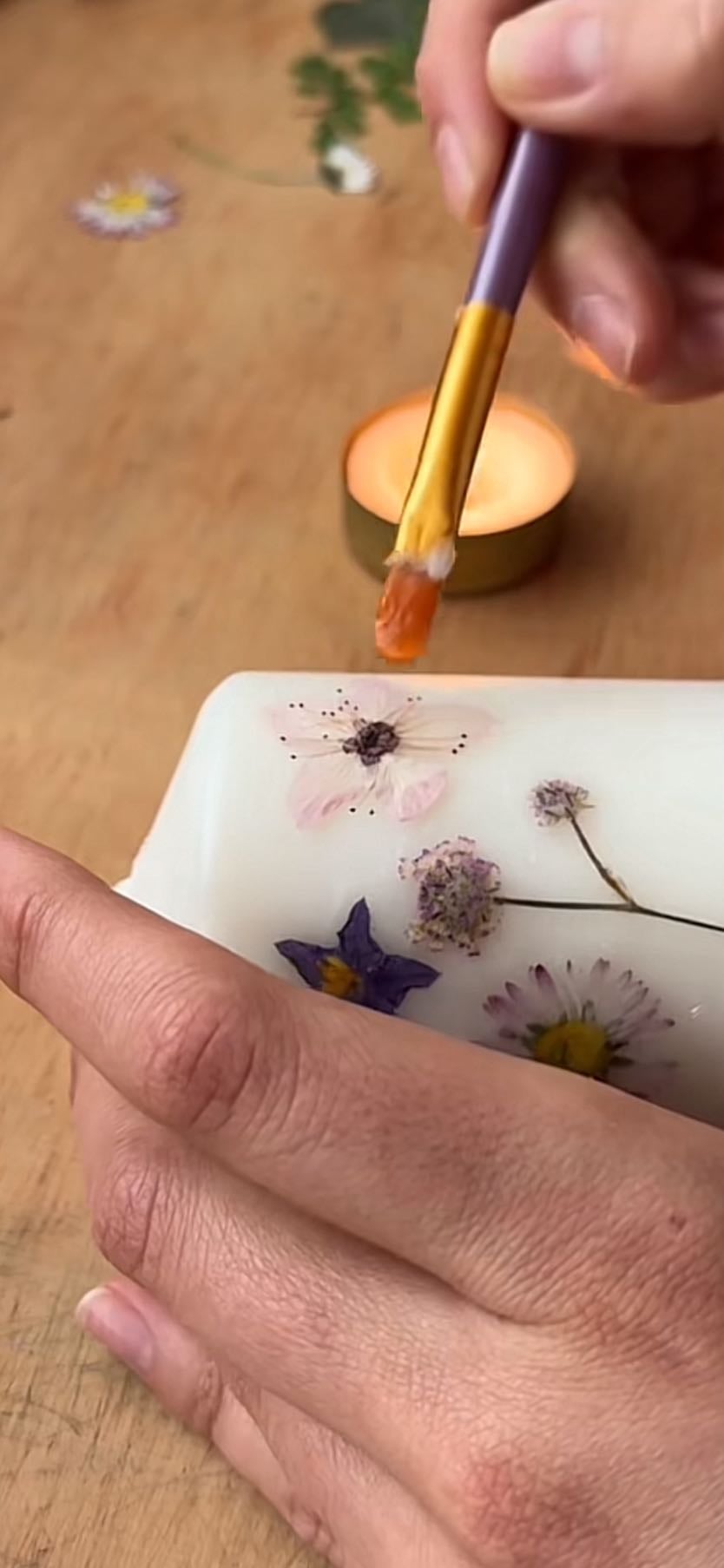 Decorar velas con flores secas