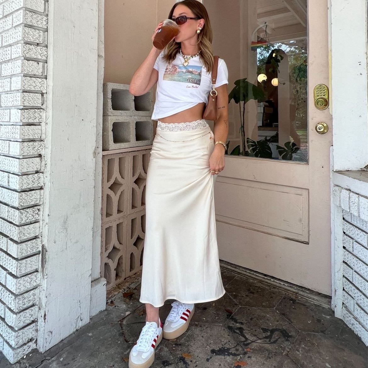 ✧ - falda de satin y una t-shirt blanca con estampado y zambas
