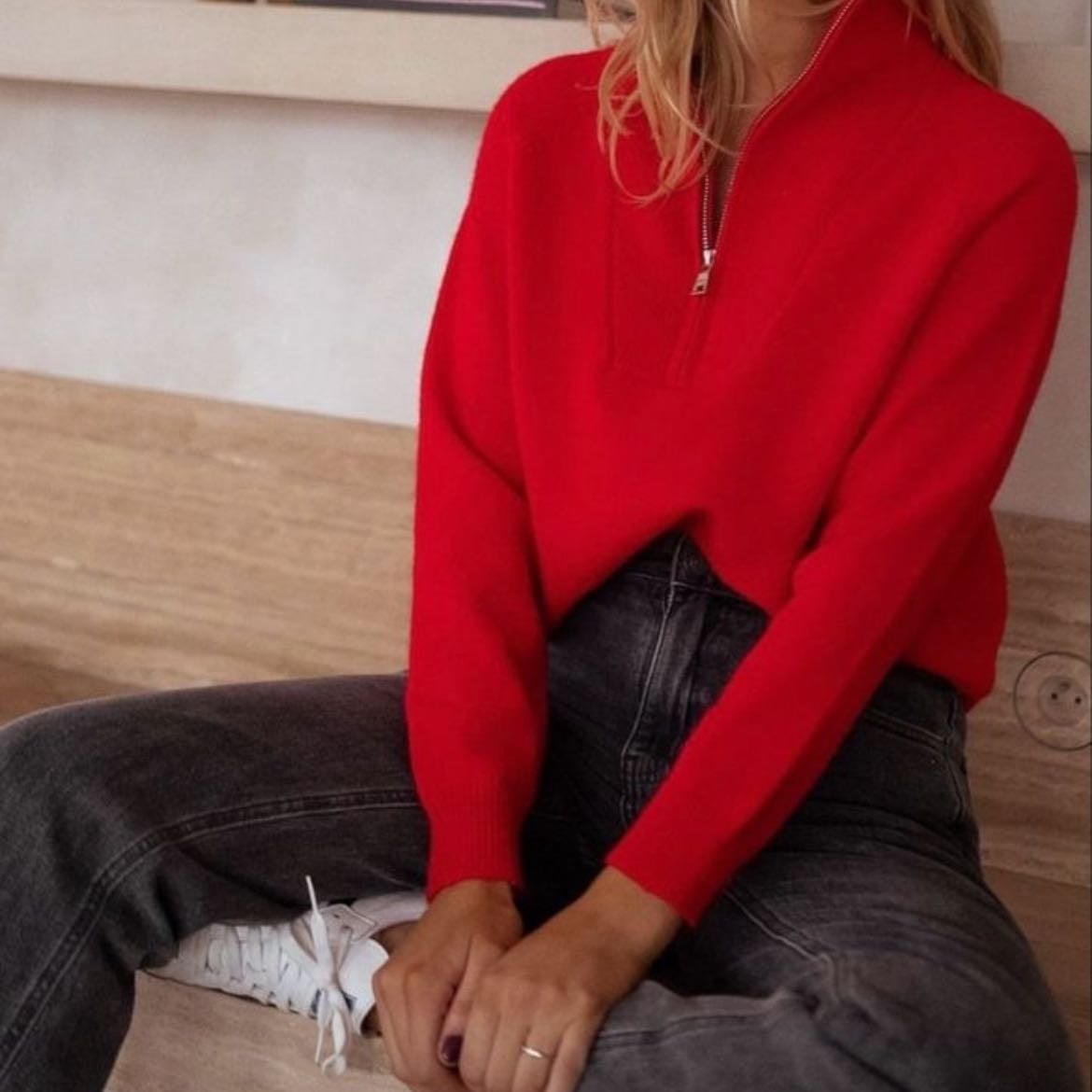 ★ - suéter rojo, jeans negros y zambas