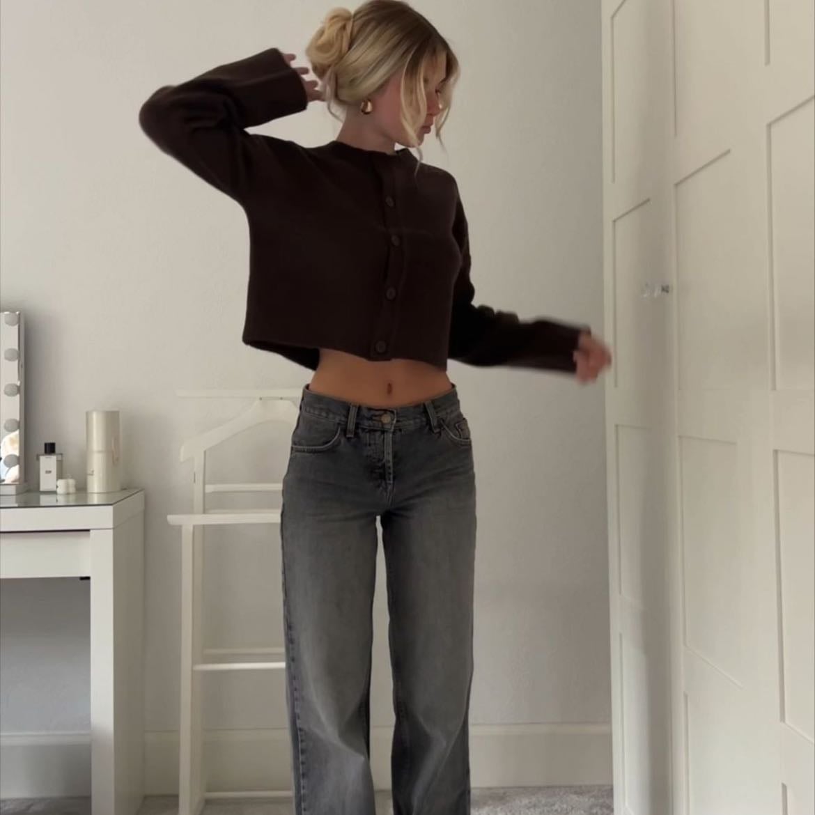 ★ - suéter negro o gris, jeans negros uggs o nike panda