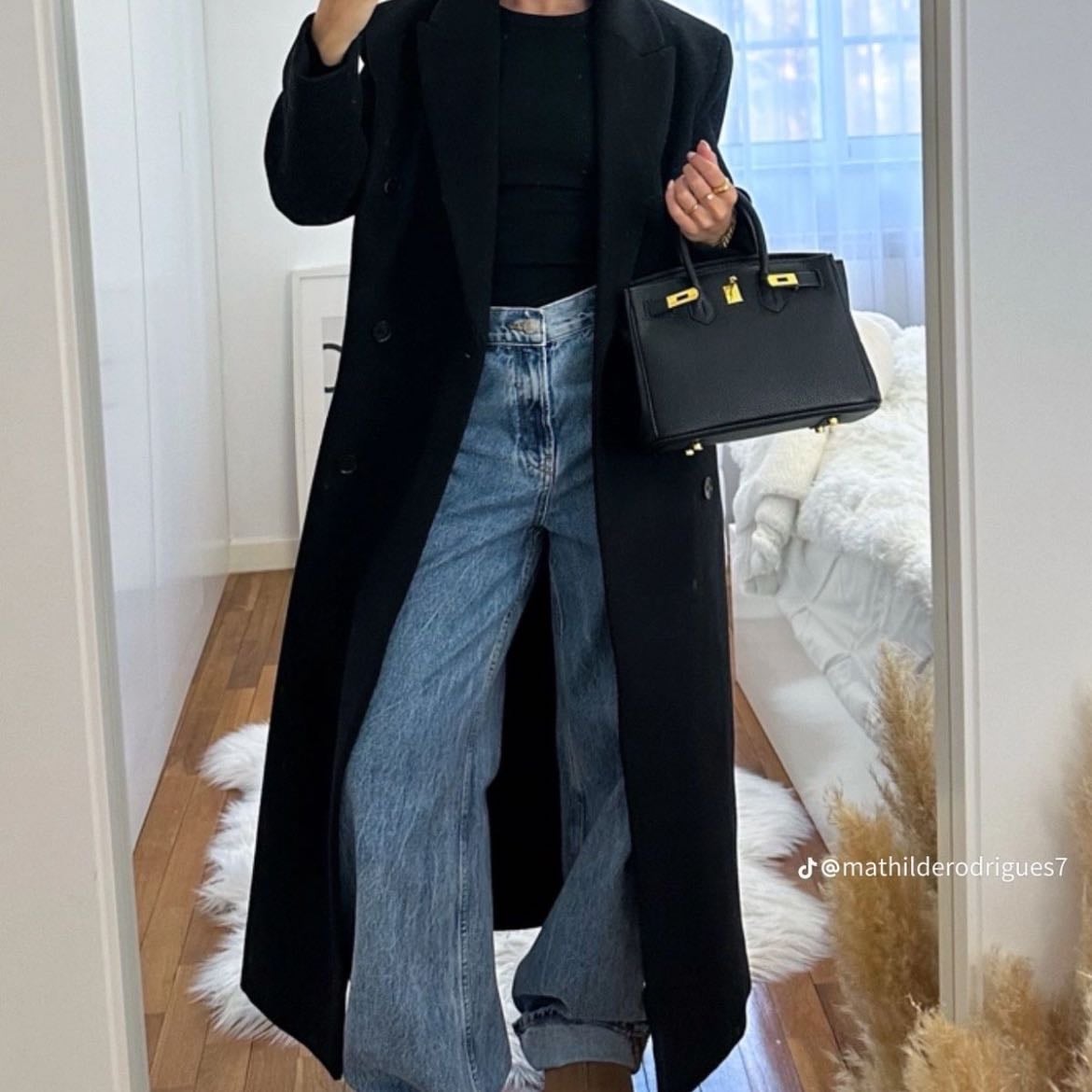 ★ - jeans denim, playera de manga larga negra, coat negro y unas uggs