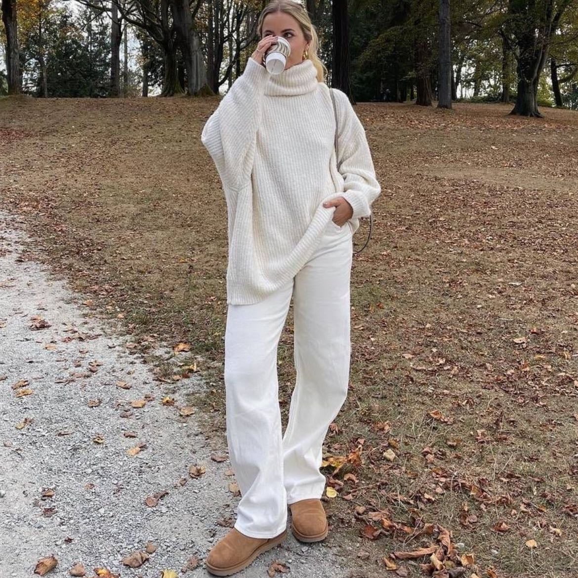 ☆ - jeans blancos, uggs, playera de manga larga blanca y suéter de cuello de tortuga