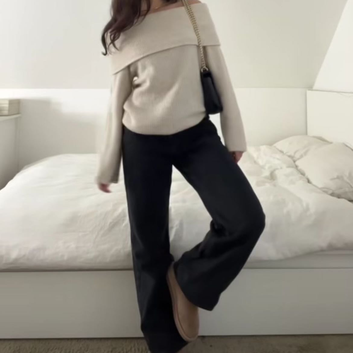 ★ - black jeans y cardigan beige