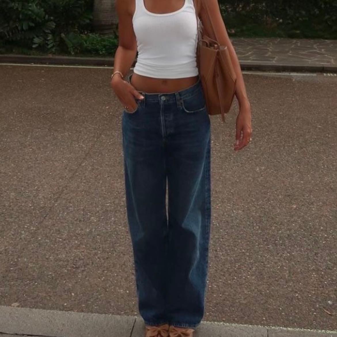 ✧ - denim jeans y tank top blanca con sandalias cafés