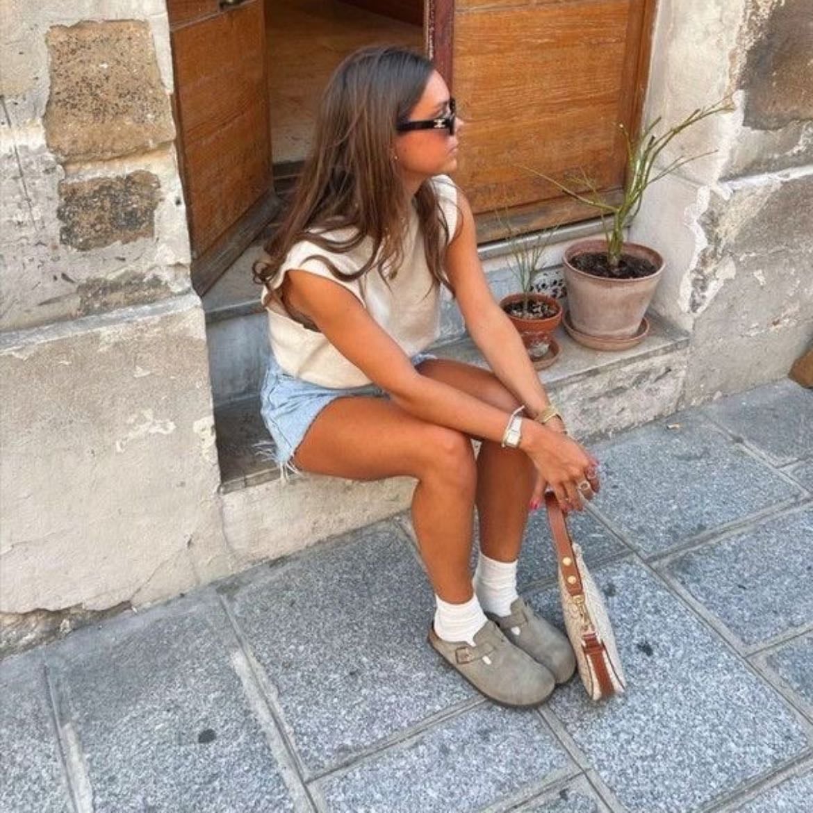 ✧ - boston birkenstock, denim short y un vest tank top