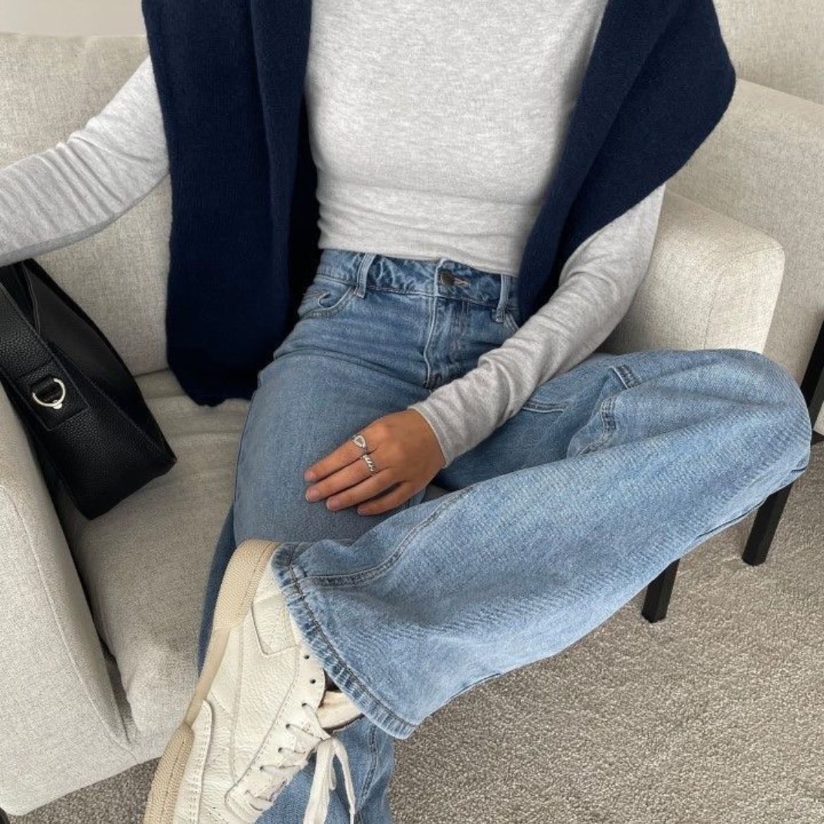 ☆ - denim jeans, basic gris de manga larga y suéter navy con mis makence