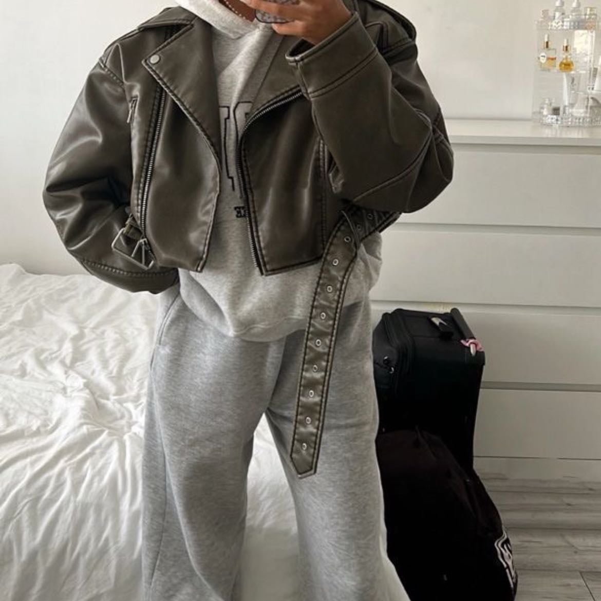 ☆ - pants gris, sudadera gris y chaqueta de piel