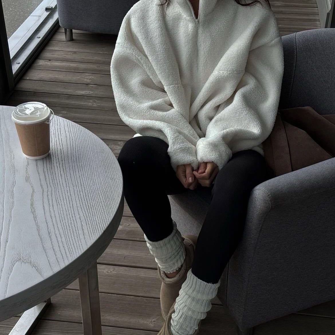 ☆ - black leggings, calentadores blancos, uggs y shearling jacket