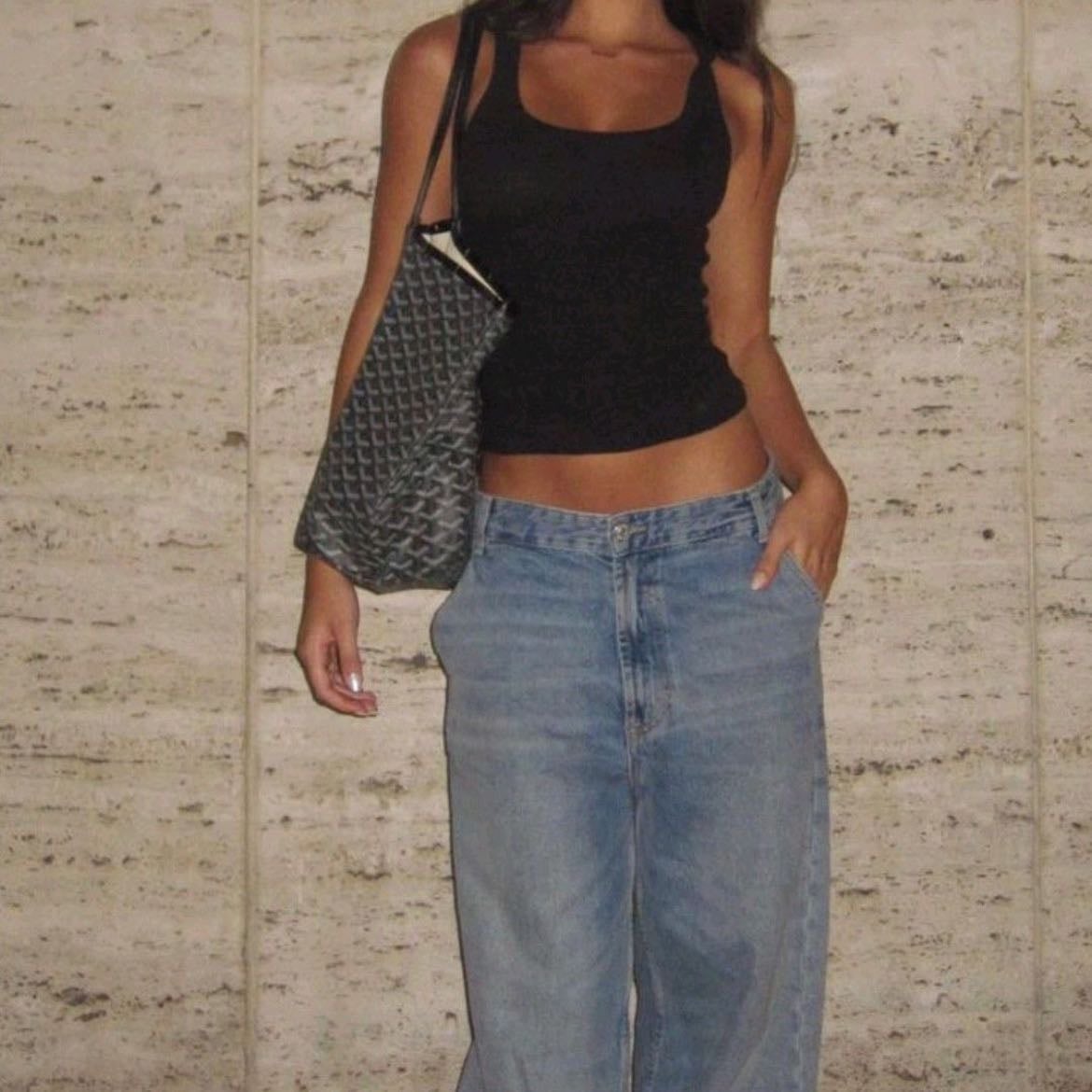 ✧ - denim jeans y una tank top negra