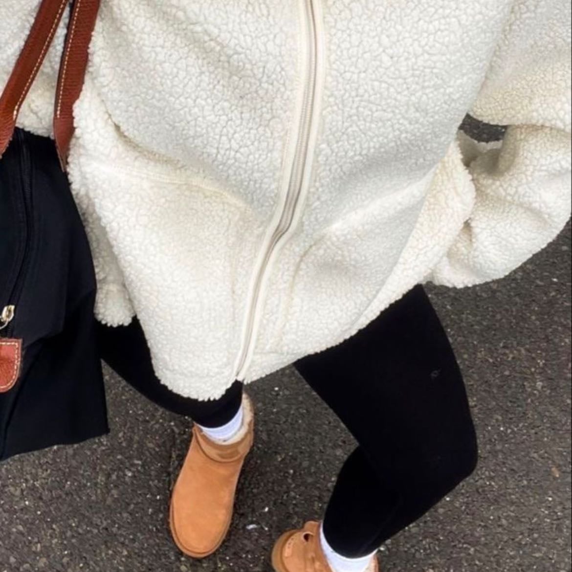 ☆ - leggings negros, calcetas blancas, uggs y una chamarra de borreguito