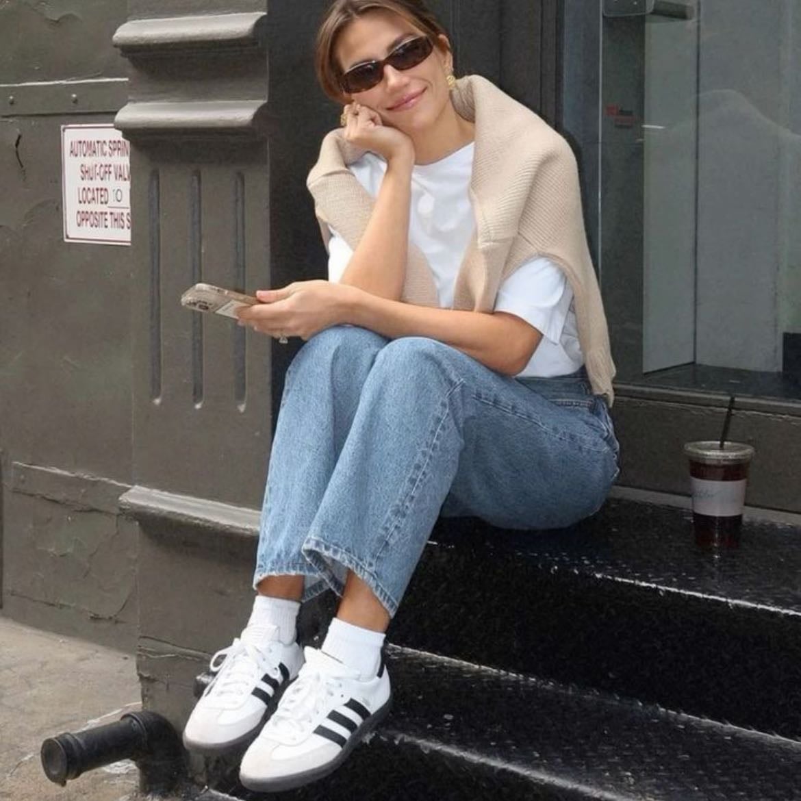 ☆ - denim jeans, playera blanca, suéter beige y zambas