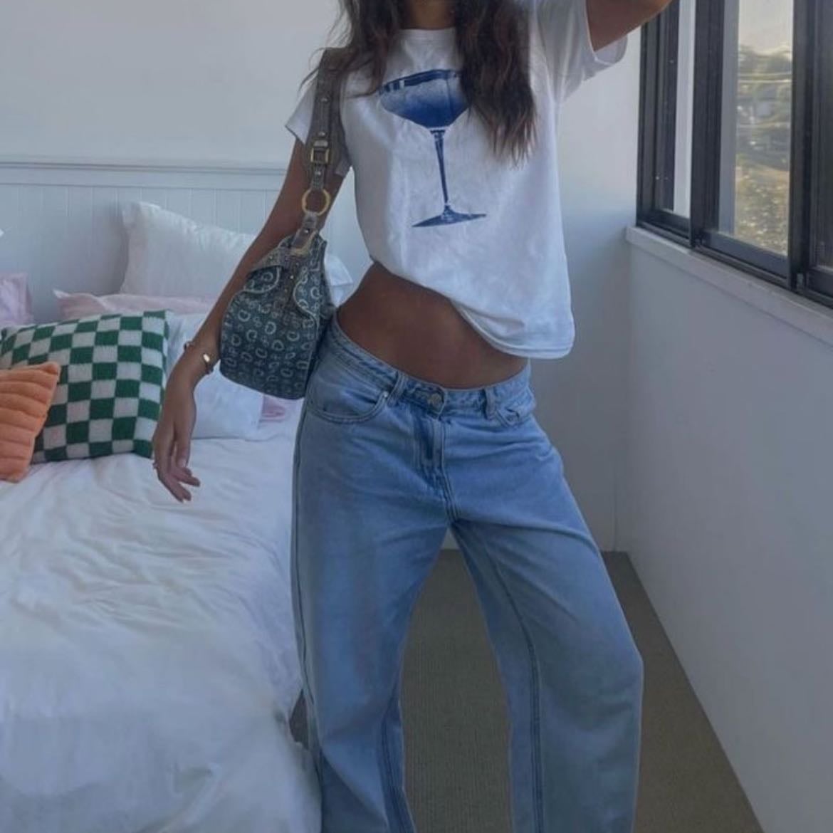 ✧ - denim jeans y una t-shirt con estampado cool