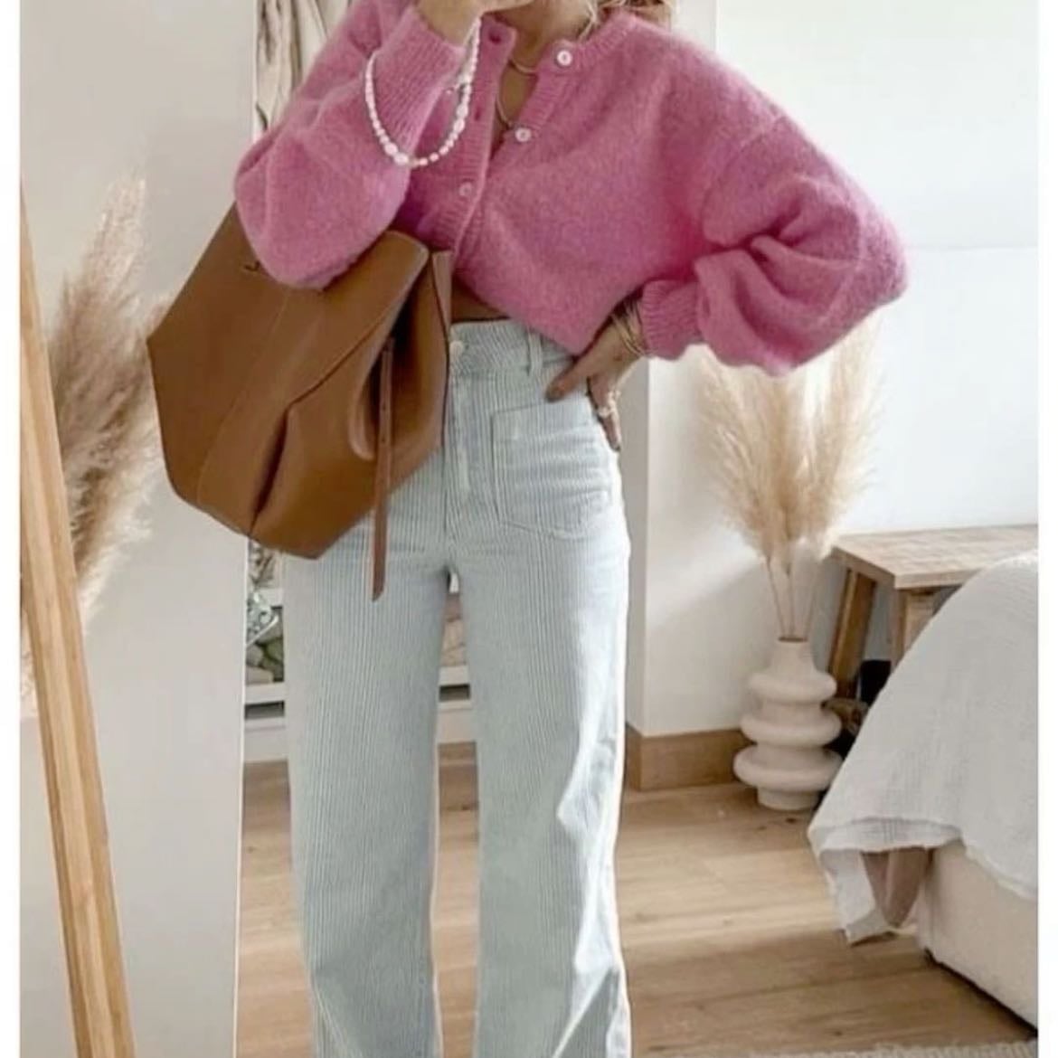 ☆ - suéter rosa, jeans denim claritos o blancos y unas uggs
