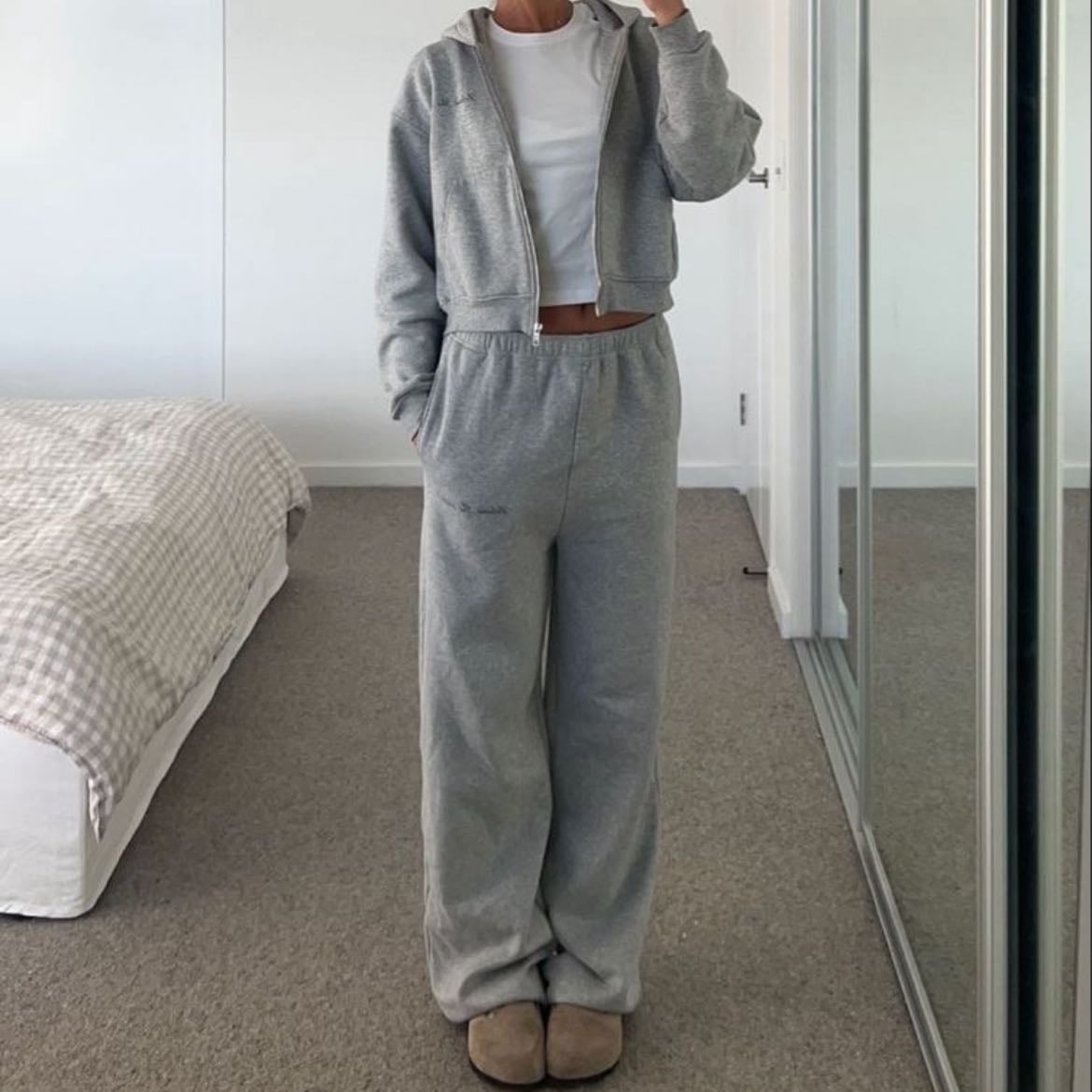 ☆ - pants gris, playera blanca y sudadera gris y uggs/slippers