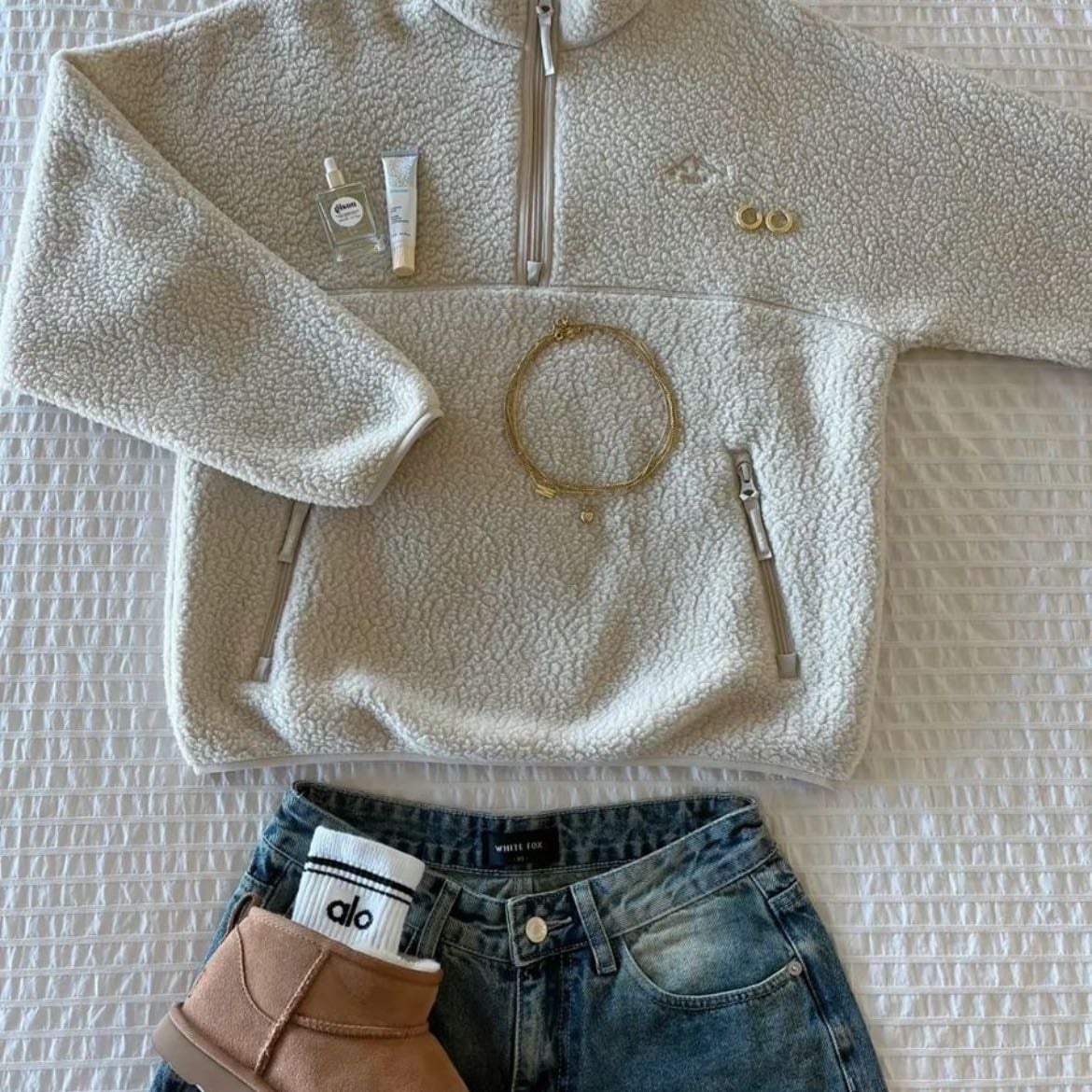 ☆ - denim jeans, basic de manga larga blanca, shearling jacket