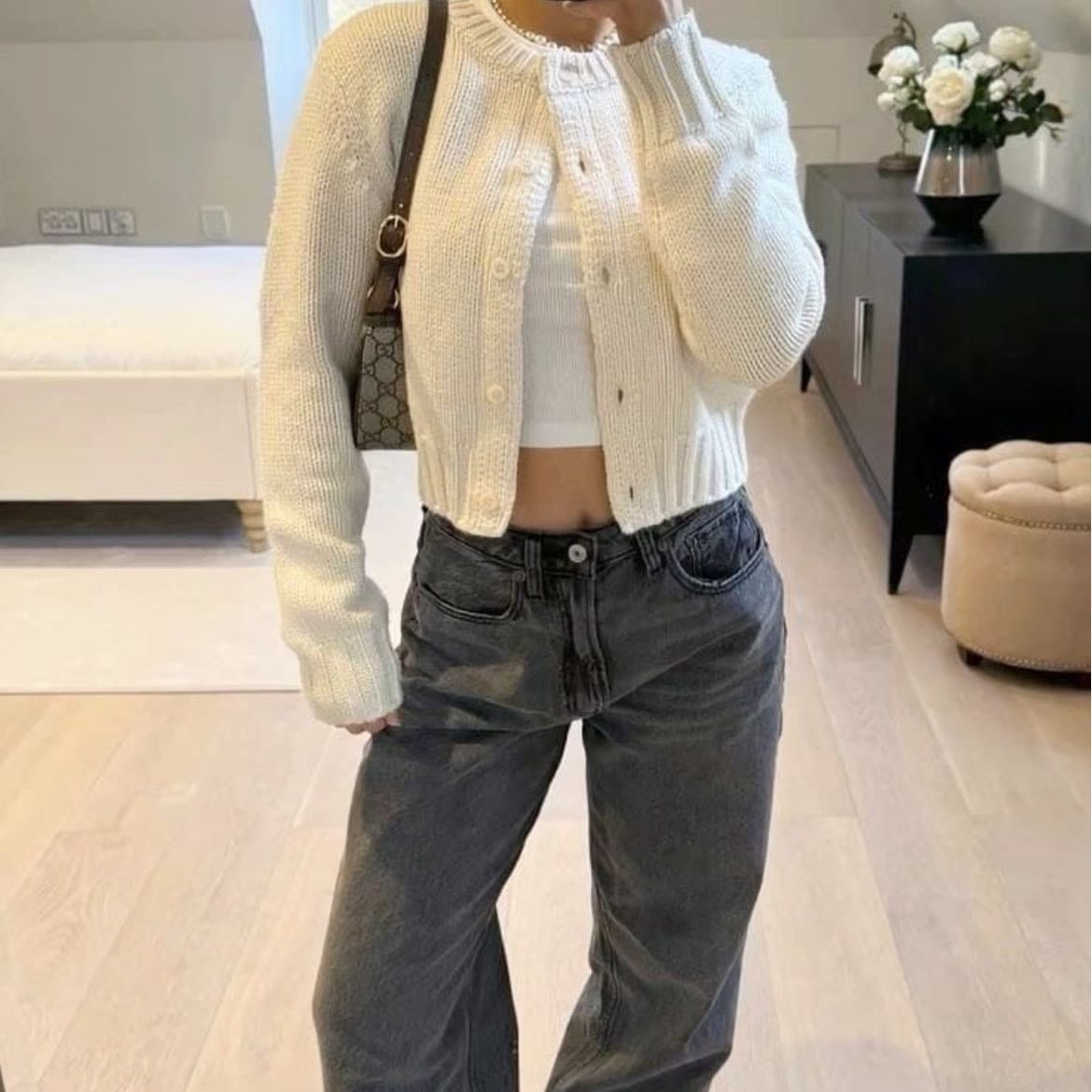 ★ - clean look, jeans gris, tang top blanca, suéter beige y unas uggs