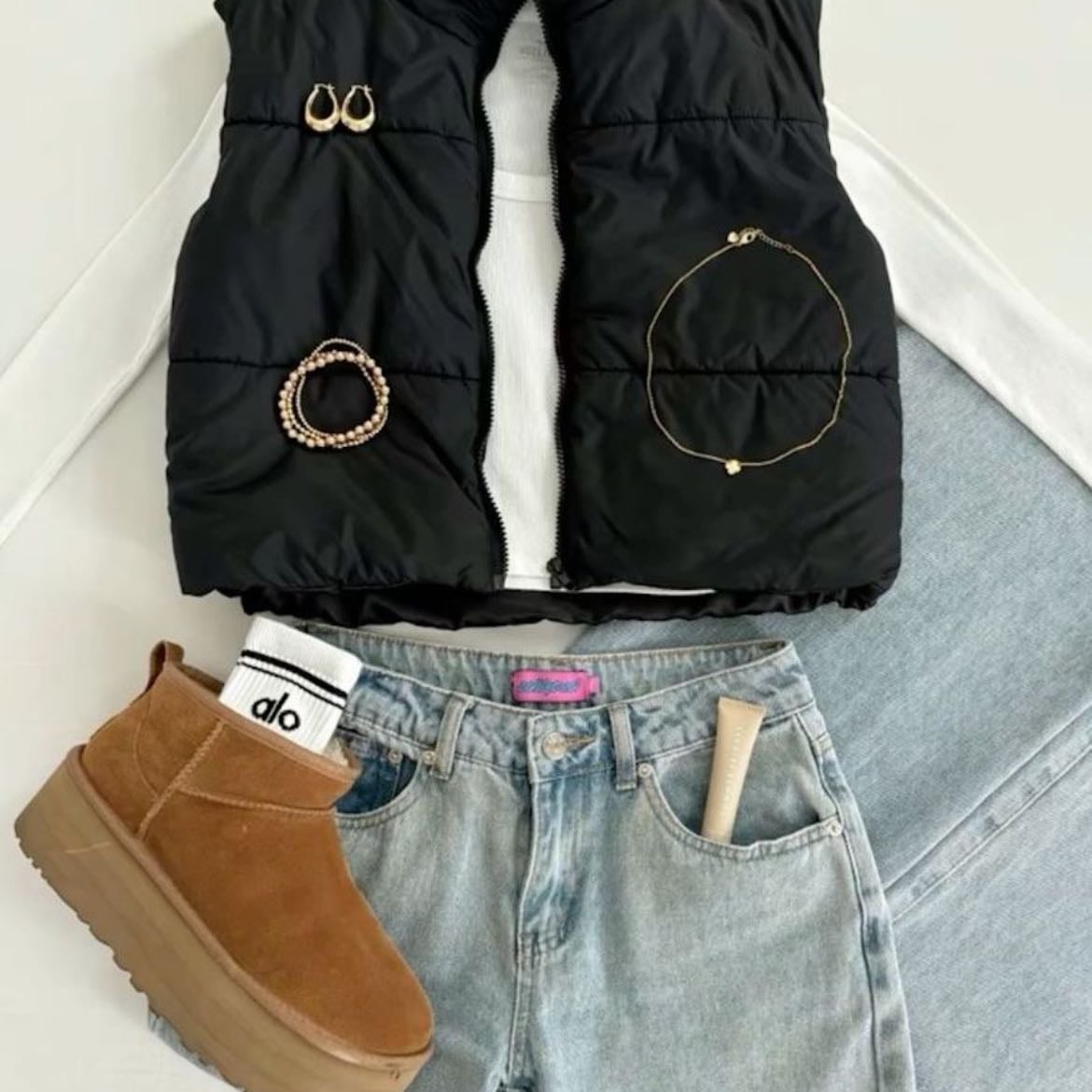 ☆ - denim jeans claritos, basic blanca de manga larga, chaleco negro y unas uggs