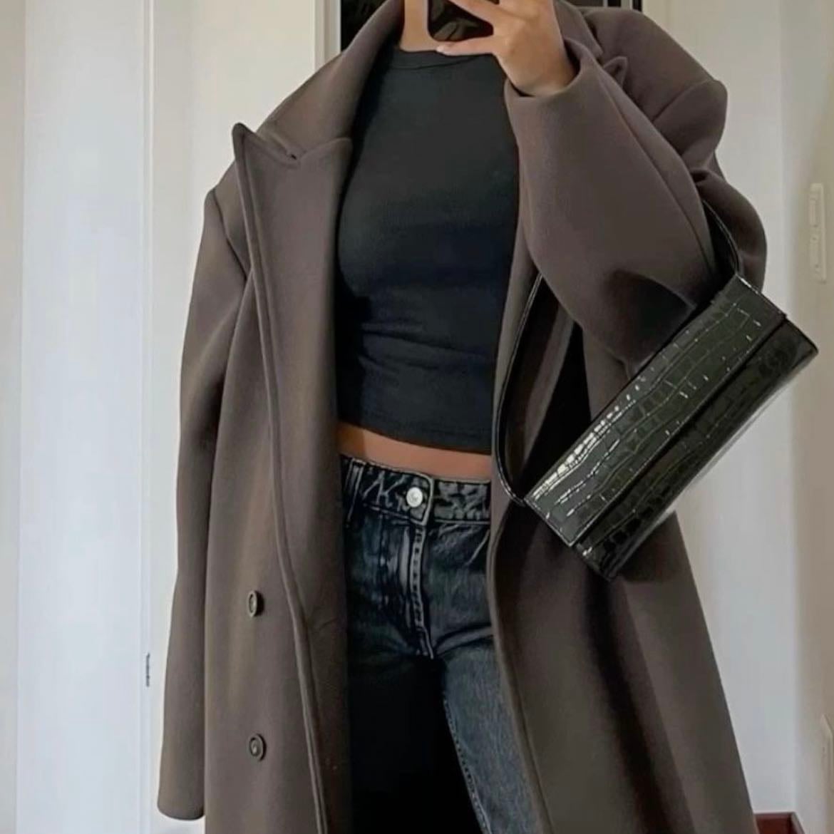 ✧ - black jeans, basic negra y coat café