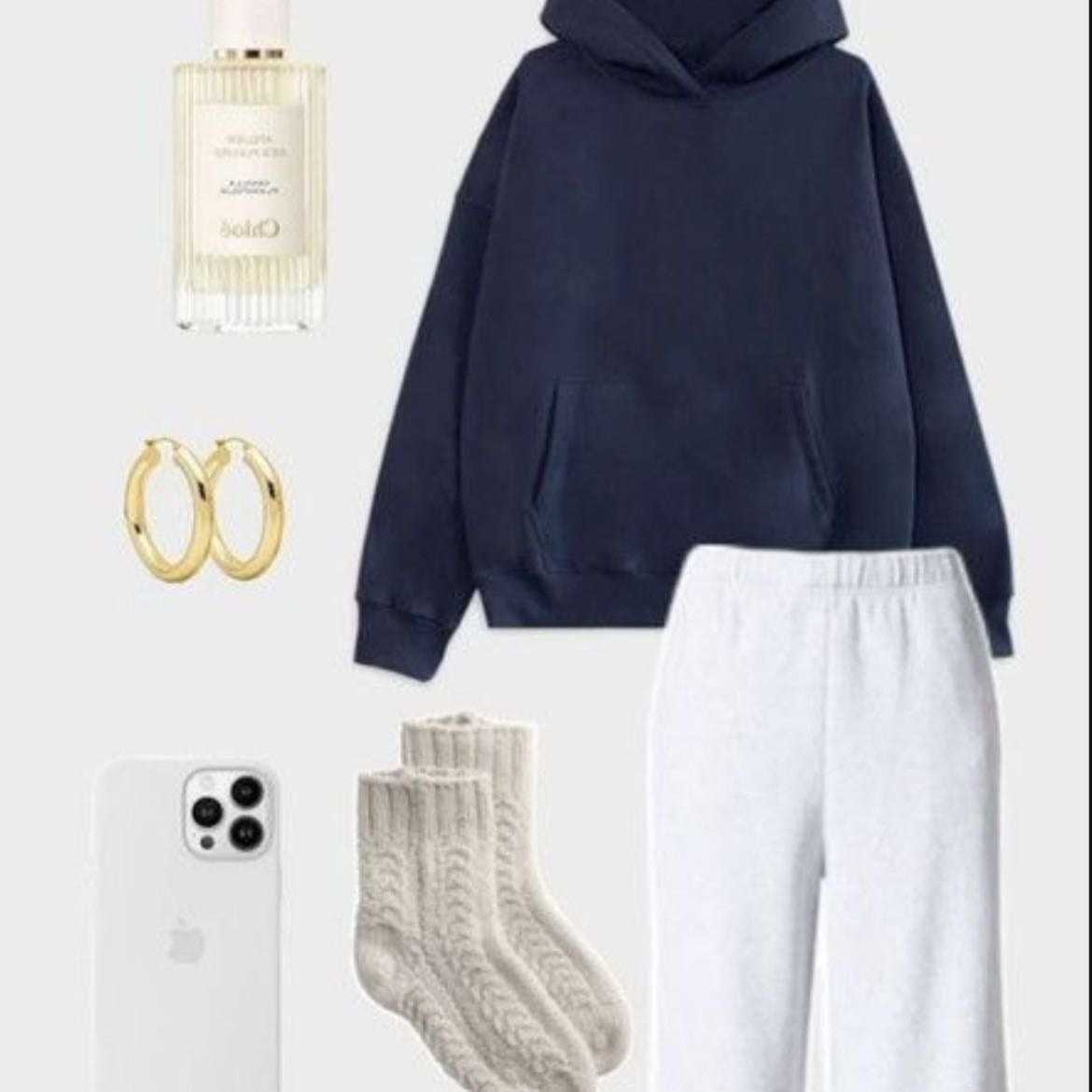 ☆ - sudadera azul, pants grises y unas uggs/slippers