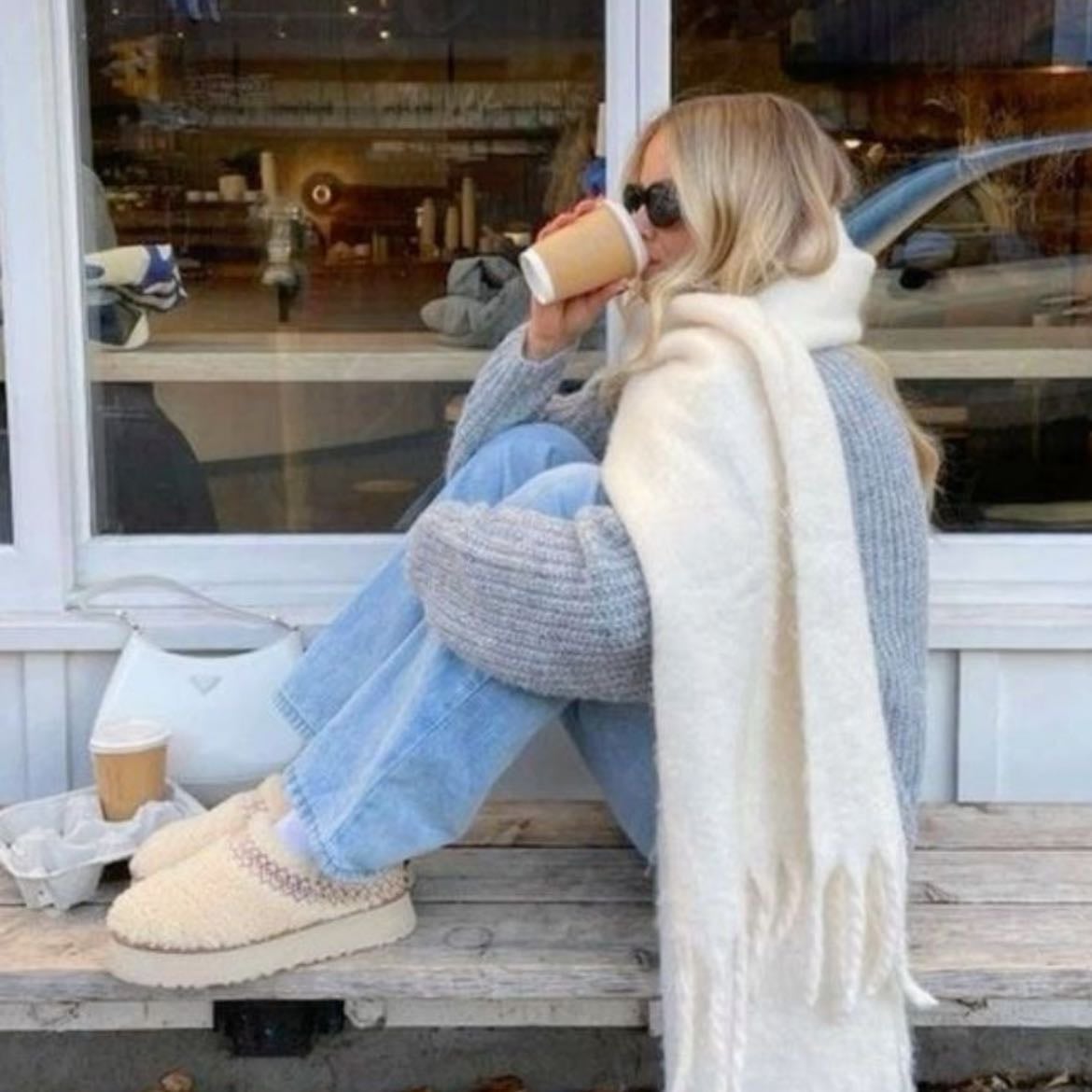 ☆ - ugg slippers, jeans claritos, suéter gris y una scarf beige