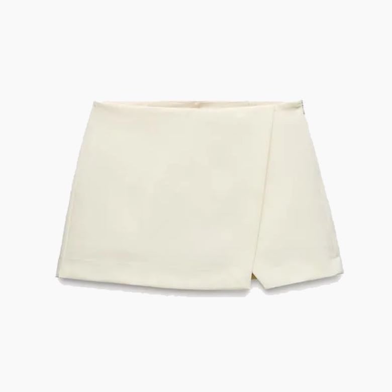 Falda Cruzada –– Beige - Con un pequeño short dentro, es perfecto y nos da un toque chic al fit.