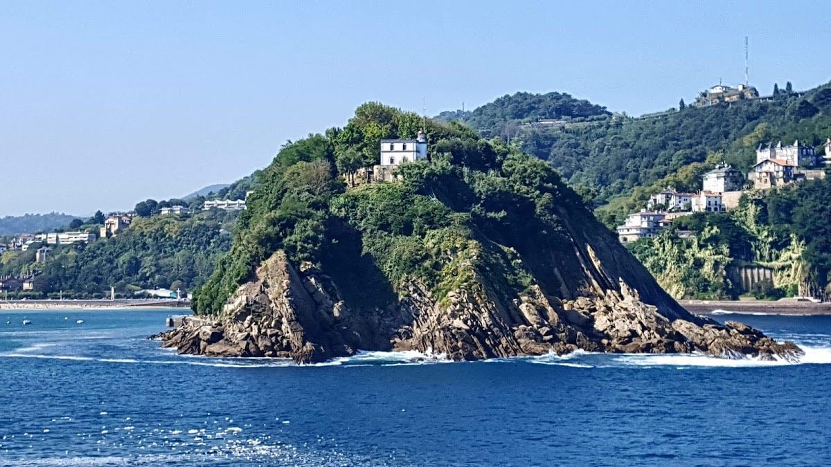 Santa Clara Island - Recommended to go in summer. There is a small beach.