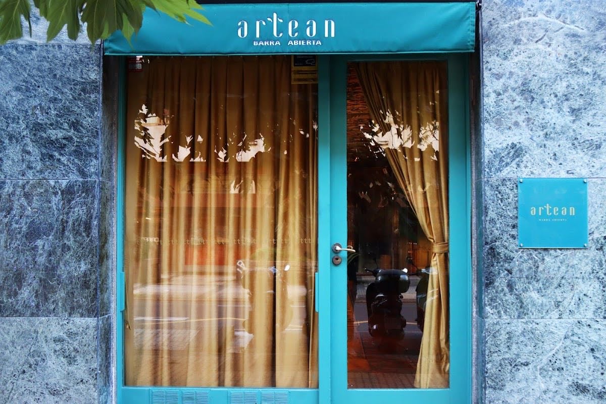 Artean Barra Abierta - €€€ - You have a seat at the bar and watch the cooking