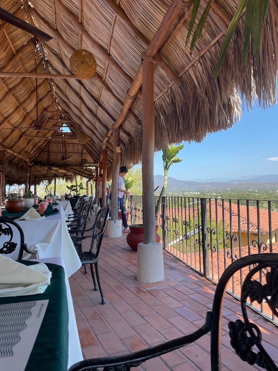 TRÓPICO Brunch & Lunch