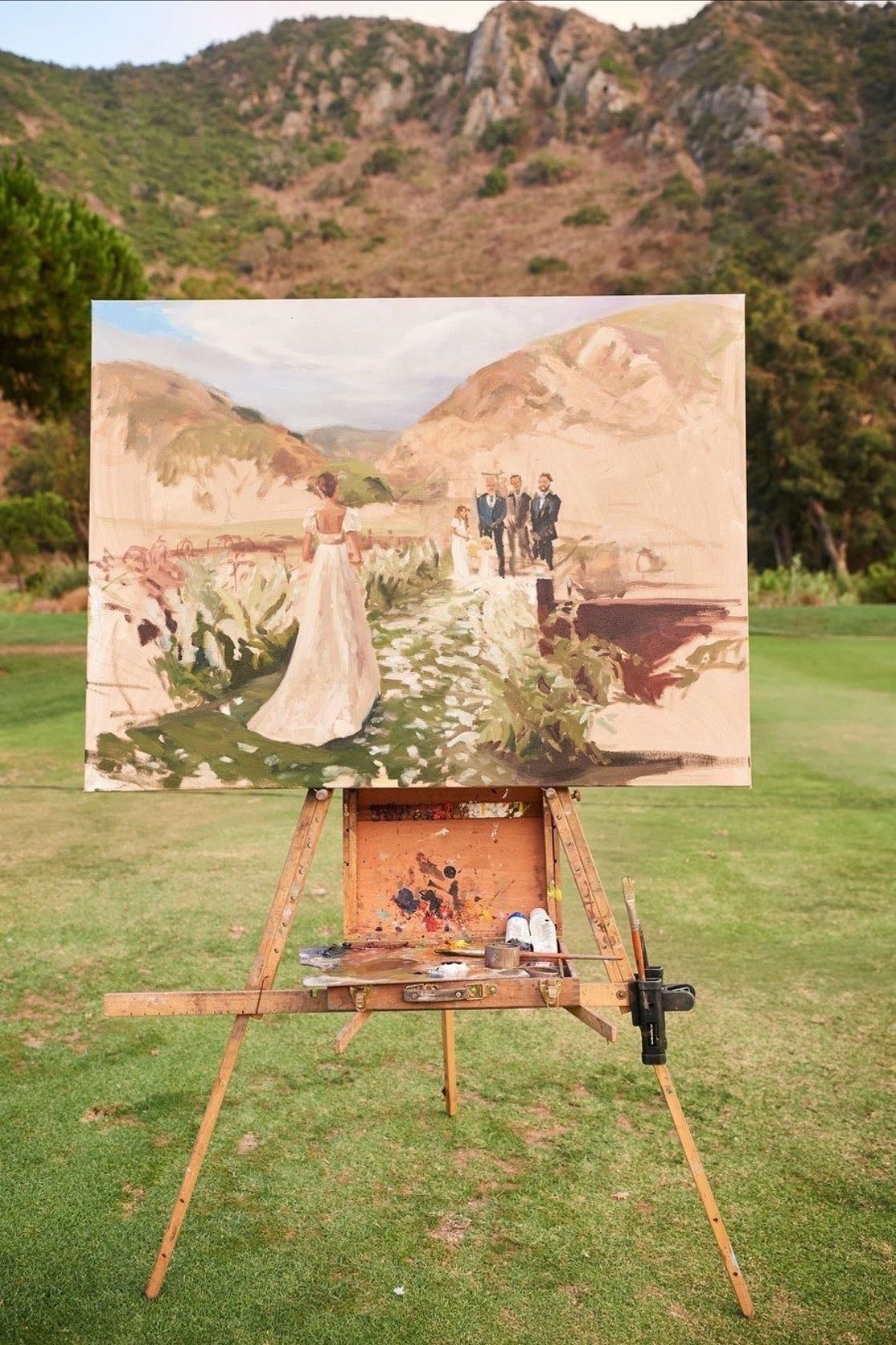 Lienzo en tiempo real - Contratar un pintor en vivo para nuestra boda, que capture en un lienzo los momentos más significativos de la ceremonia o la recepción. Una obra de arte creada en tiempo real, que no solo decora y sorprende a los invitados, sino que también se convierte en un recuerdo único, emotivo y eterno de nuestro gran día