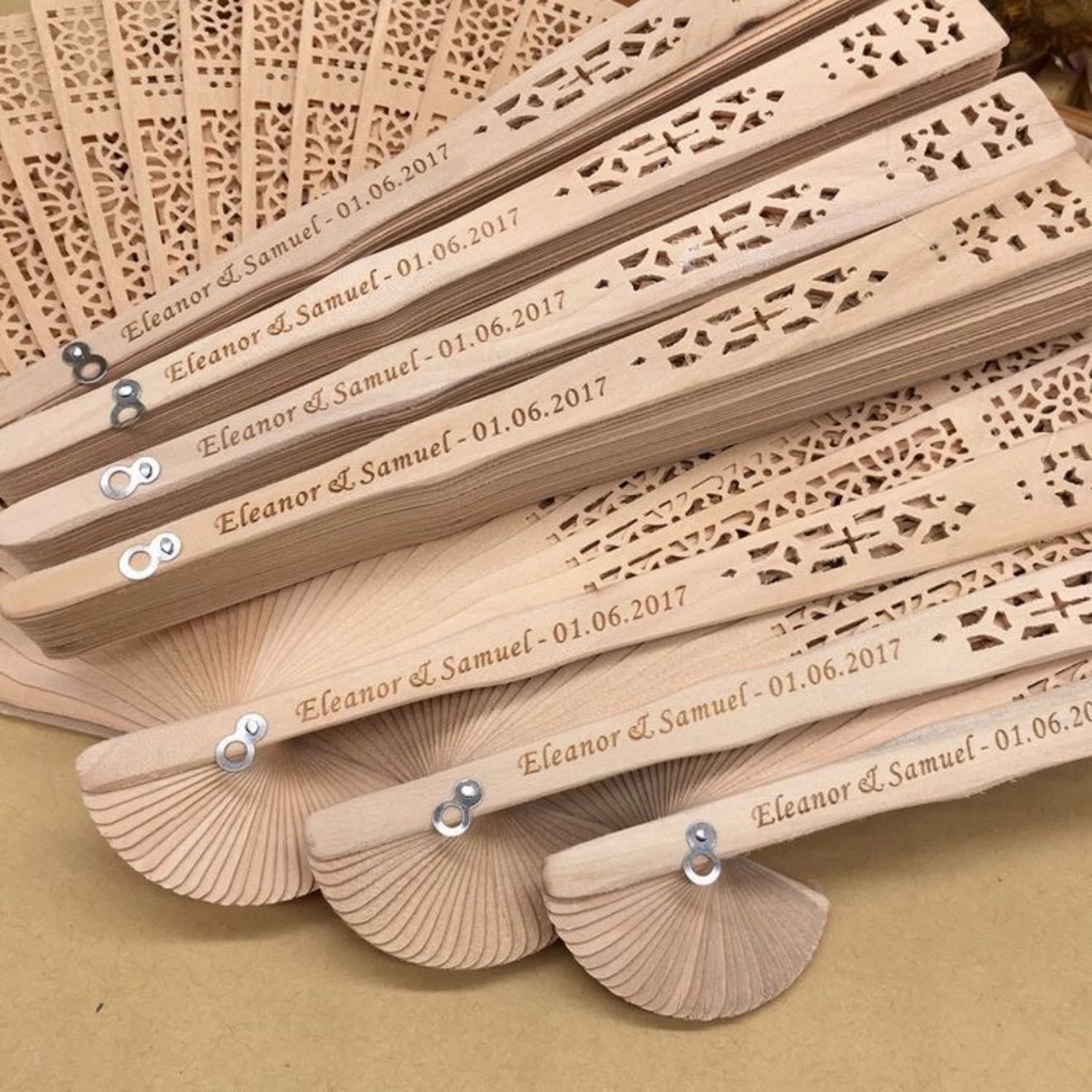 Abanicos personalizados - Abanicos personalizados, diseñados en el color temático de la celebración. Llevará impreso nuestro nombre y la fecha del evento, y será entregado a cada invitado como un recuerdo especial, elegante y útil de ese día tan importante.