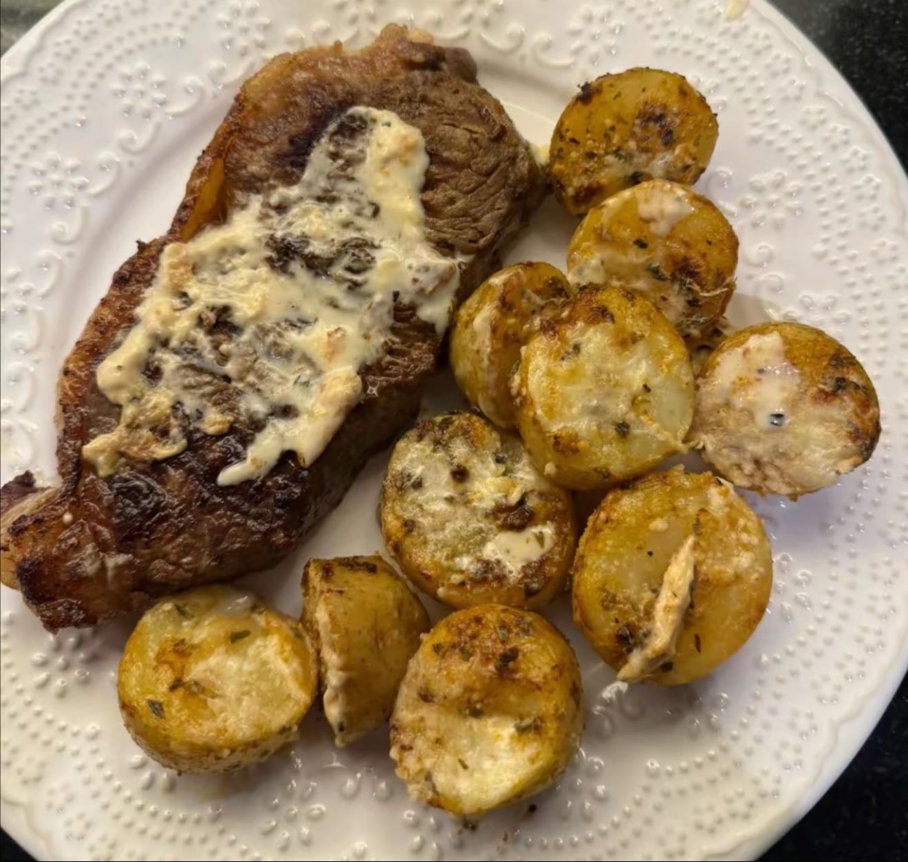 Bife con papas y crema