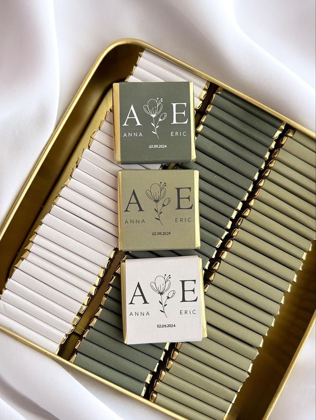 Chocolates personalizados - Chocolates personalizados, cada uno envuelto con una etiqueta elegante que llevará nuestros nombres/iniciales y la fecha especial de la celebración. Un detalle dulce y único para compartir con nuestros invitados en ese día inolvidable.