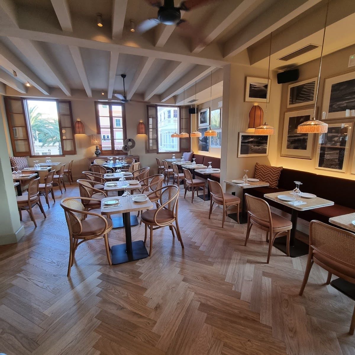 Restaurant Lavall - Pati interior molt monu