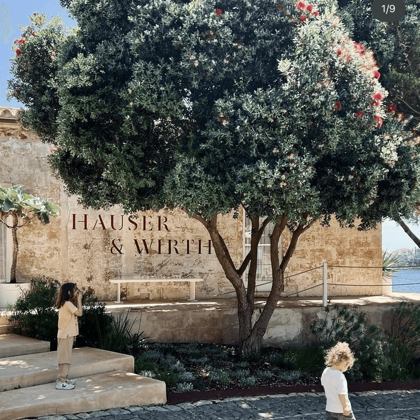 Visitar Hauser&Wirth - Expo a l'illa del rei. Tot i que no entenguis gaire d'art, tant l'expo com el lloc es espectacular