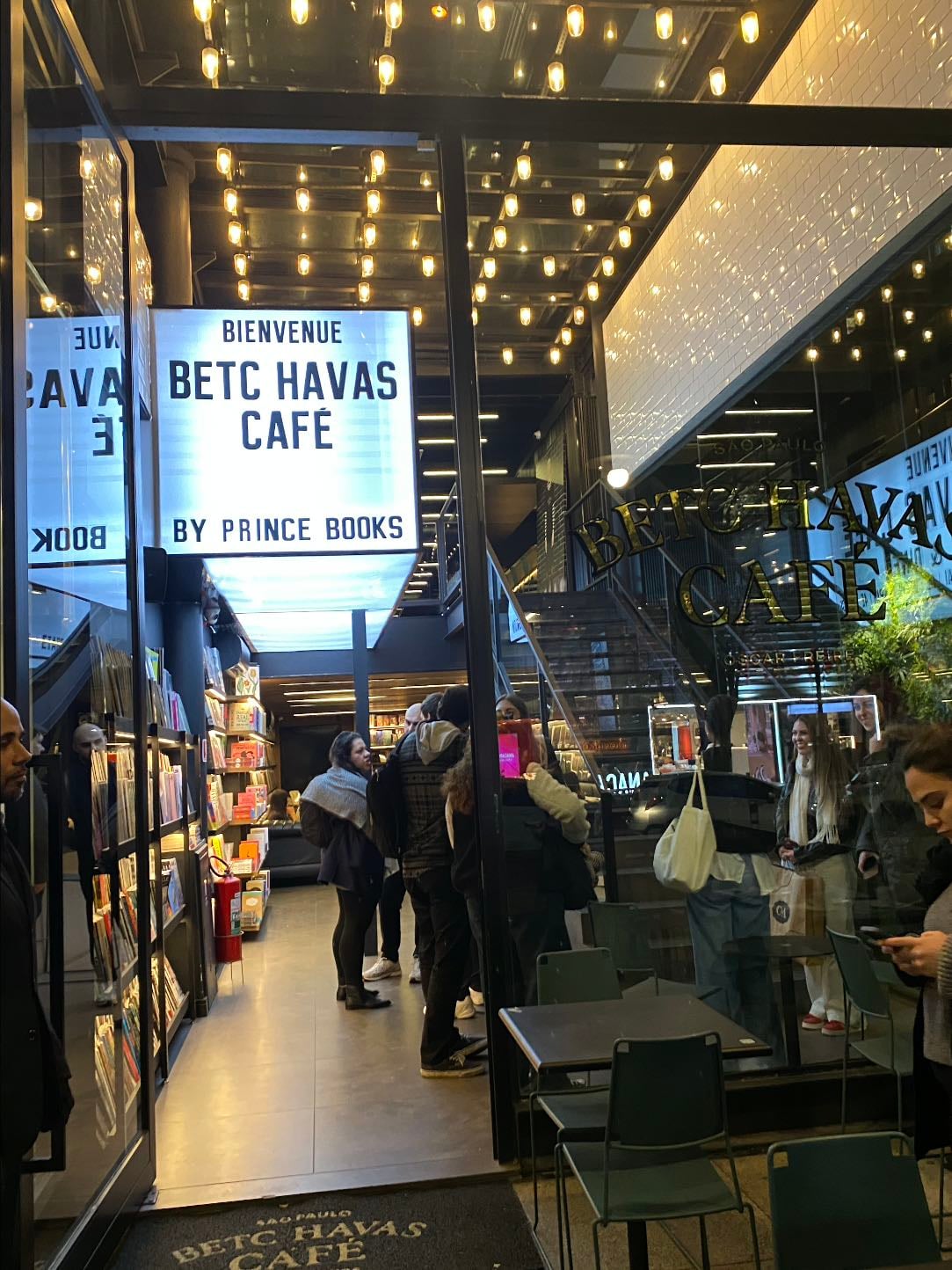 BETC Havas Café - o melhor da oscar freire, mas achei o cardápio mt pequeno.
tem um curadoria de livros, revistas @ vinils diferentes (caros)