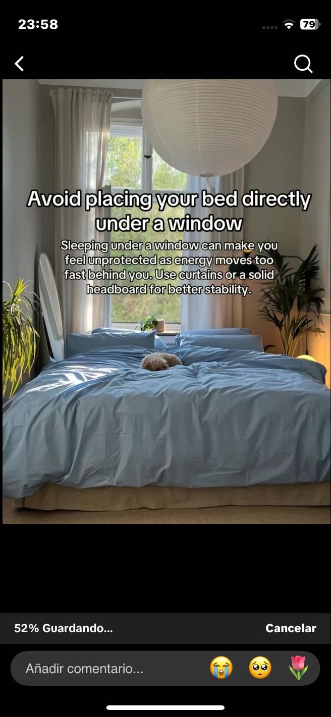 No pongas tu cama, cerca de una ventana - Dormir debajo de una ventana, puede que te haga sentir sin protección y que la energía se mueva muy rápido detrás de ti. Usa cortinas o una cabecera sólida para mejor estabilidad.