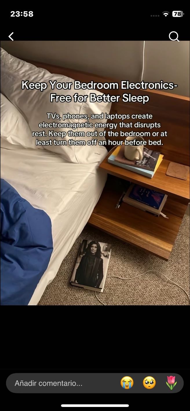 Mantén tu cuarto libre de electrónicos para mejor sueño - Televisiones, teléfonos y laptop. Crean electromagnética energía que interrumpe el sueño. Mantenlos fuera del cuarto o al menos ponlos en modo avión o apágalos una hora antes de dormir