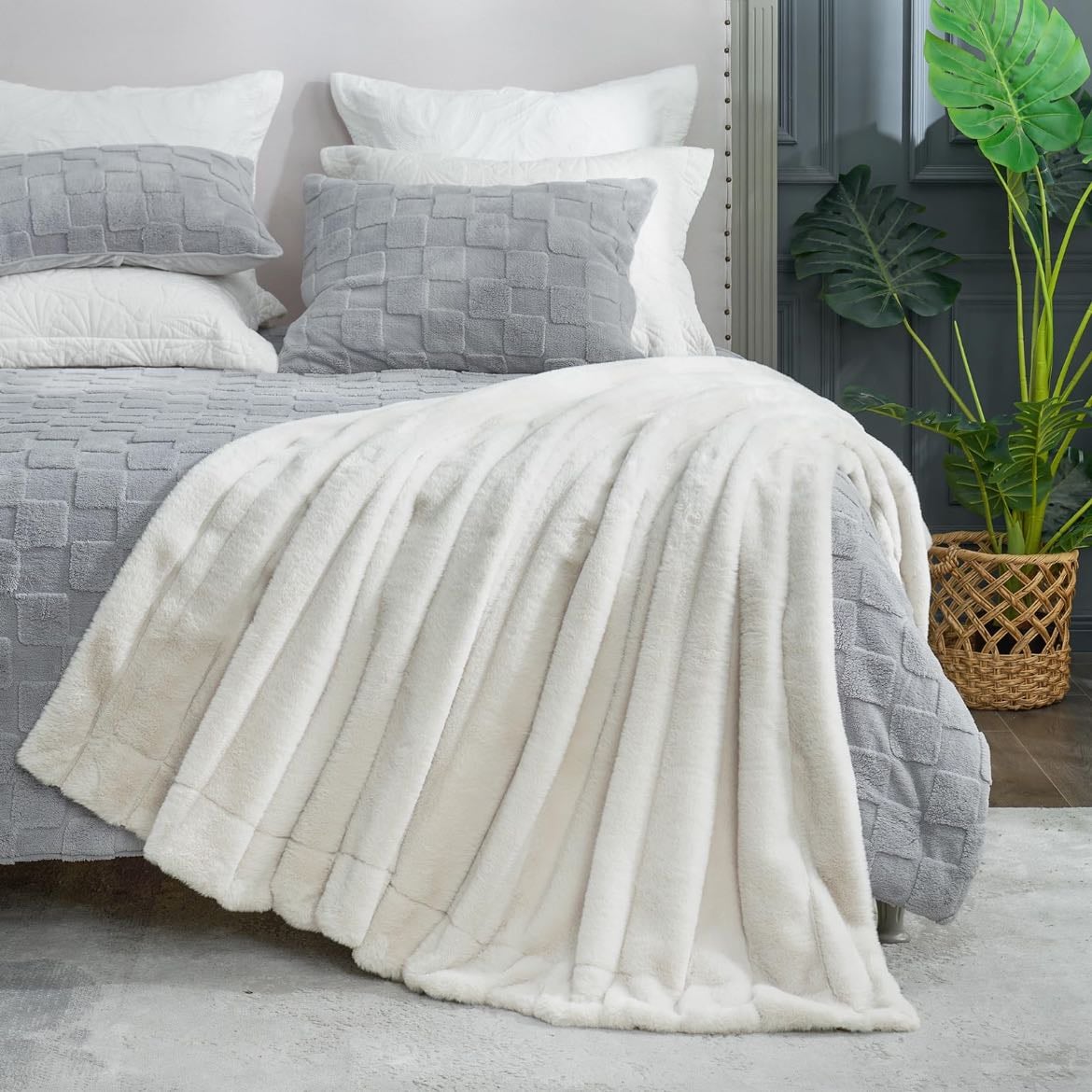 Poncho pequeño - Lo puedes poner en tu silla o en la orilla de tu cama y puede tener el color q tú quieras