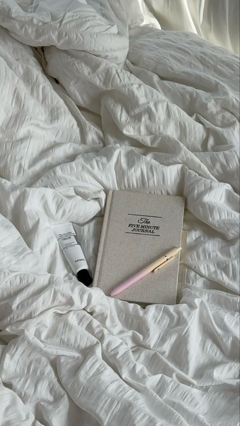 ๐ Morning pages in bed - 3 pages, no filter โ sleepy thoughts, fresh light, messy handwriting